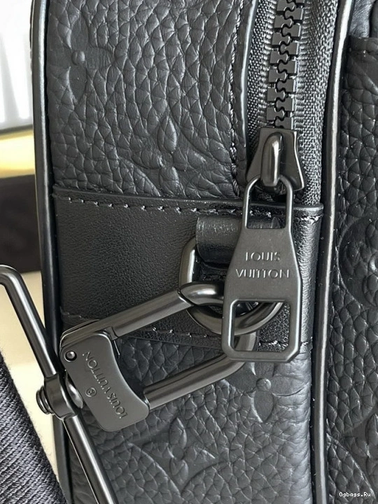 VUITTON LOUIS LOCK S MESSENGER 0413